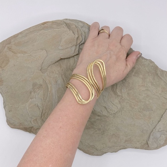 Stunning Gold Tone Cuff Bracelet with Modern Waves and a Spring Hinge. - Picture 9 of 10